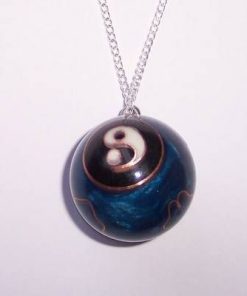 Pandantiv Yin-Yang in forma de sfera pe lantisor metalic