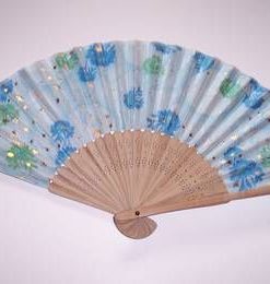 Evantai Feng Shui cu motive florale, din bambus