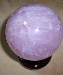 Sfera Feng Shui din cuart roz pe suport de lemn