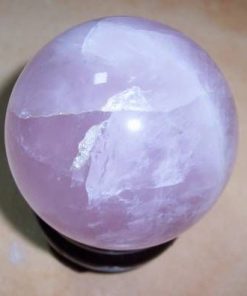 Sfera Feng Shui din cuart roz pe suport de lemn